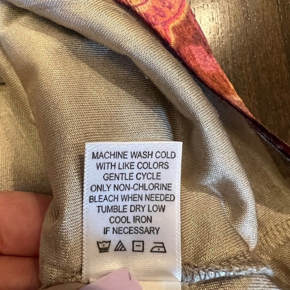 One World Long Sleeve V-neck with velvety pleats, vibrant colors, Size 1X - Picture 10 of 12